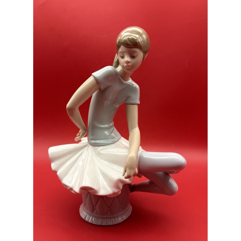 Vintage Lladro #13618 Julia Ballerina Girl Sitting Porcelain Figurine RETIRED